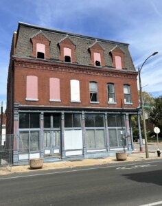 2831 Chippewa exterior - BEFORE